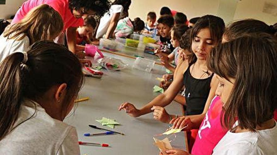 Varios niños participan en las actividades.