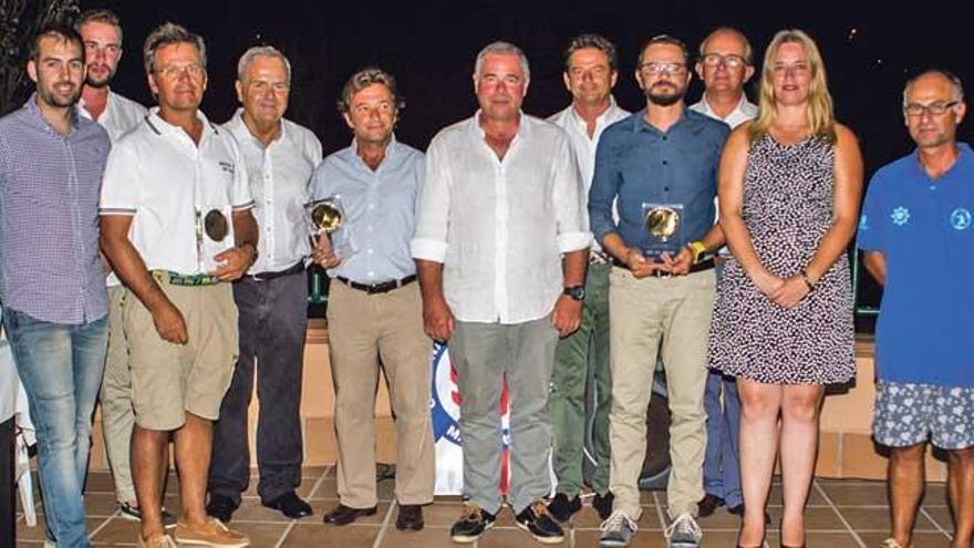 Los regatistas premiados posan tras la entrega de trofeos en el CN Santa Ponça.