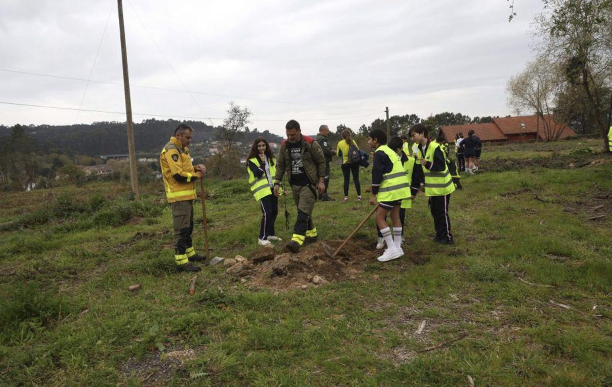 Un grupo de estudiantes muestran dos de los plantones. | NOÉ PARGA