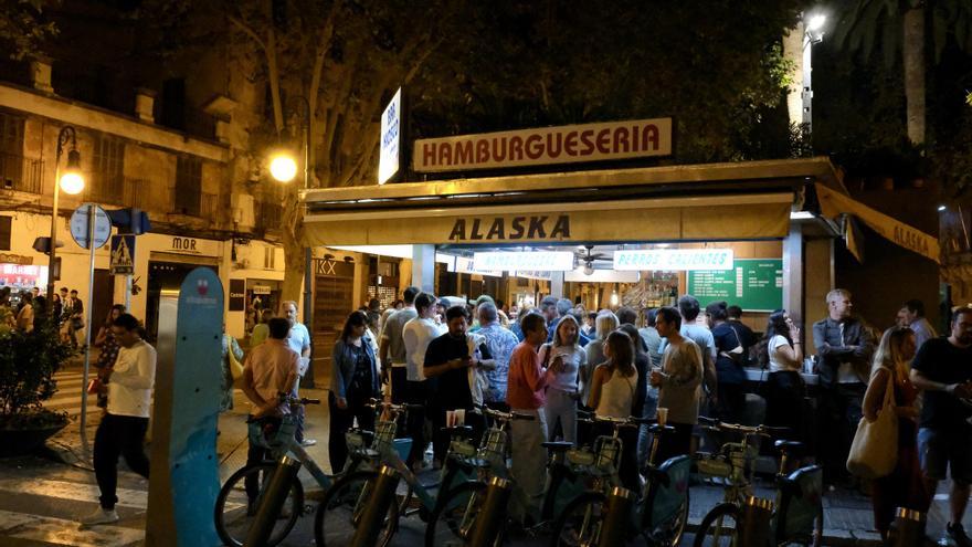 Bar Alaska de Palma: Campaña de recogida de firmas para salvar la histórica hamburguesería de la plaza del Mercat