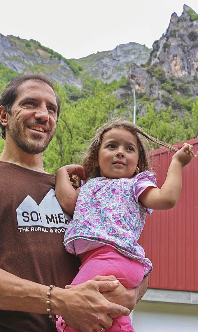 Óscar Pérez con su hija Lucía. | Irma Collín