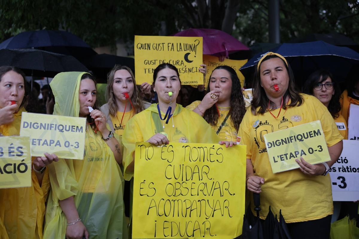 Concentración de las educadoras de las escoletes 0-3 en Palma Concentración de las educadoras de las escoletes 0-3 en Palma