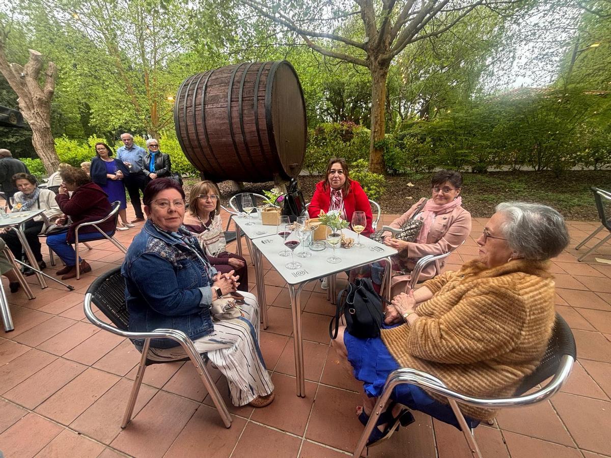 La fiesta de los pensionistas de Lugones para homenajear a su "jubilado mayor" La fiesta de los pensionistas de Lugones para homenajear a su "jubilado mayor"