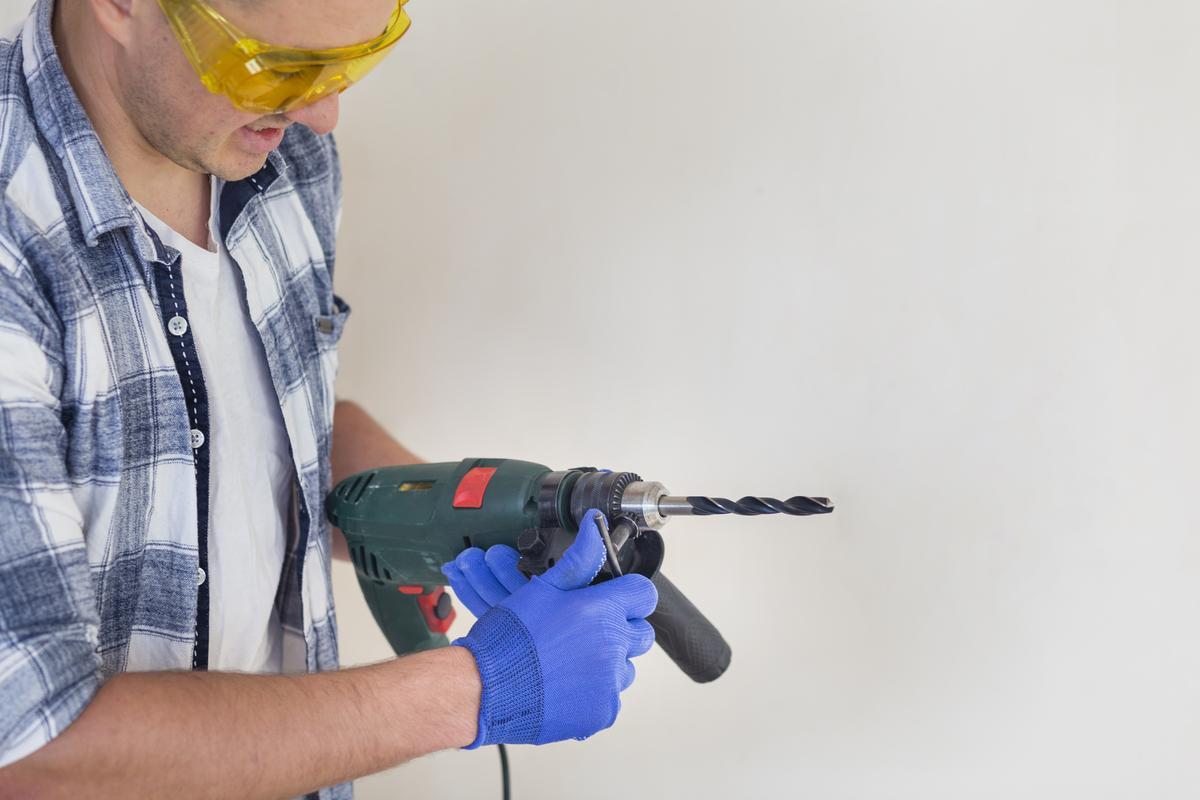 Deko tiene el maletín de herramientas con taladro más completo y barato: 126 piezas por 56 €.