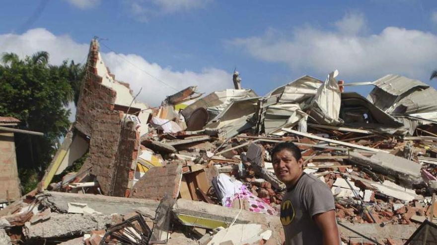 Un ecuatoriano entre las ruinas de un hotel en Manta.