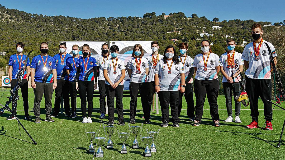 Los tiradores pitiusos de los clubes S’Arc d’Eivissa y Es Cubells, con sus medallas y trofeos cosechados en el nacional en sala.