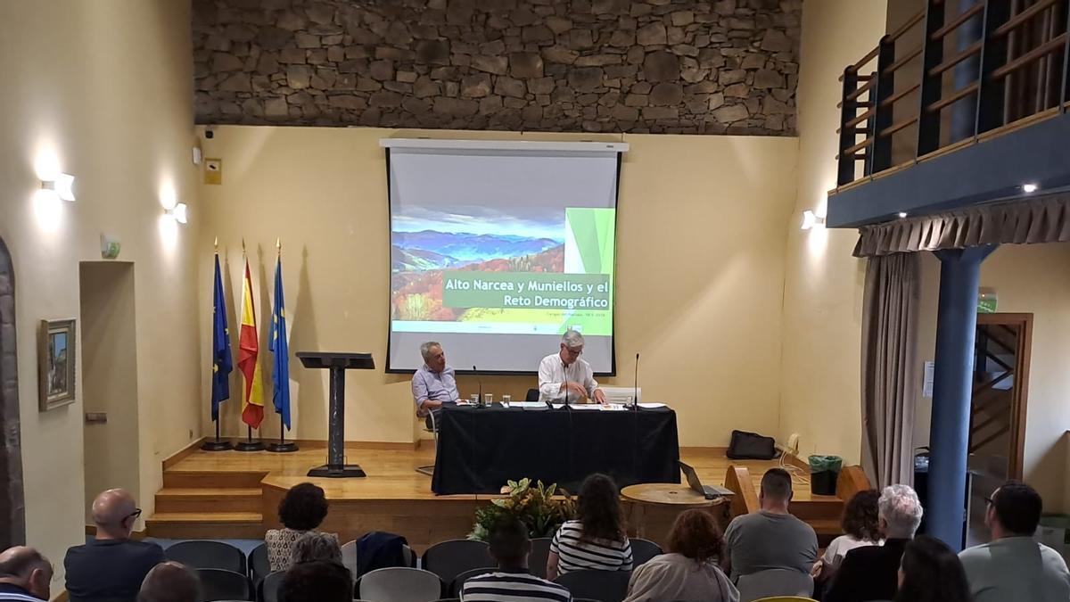En imágenes: así fue la jornada sobre reto demográfico celebrada en Cangas del Narcea