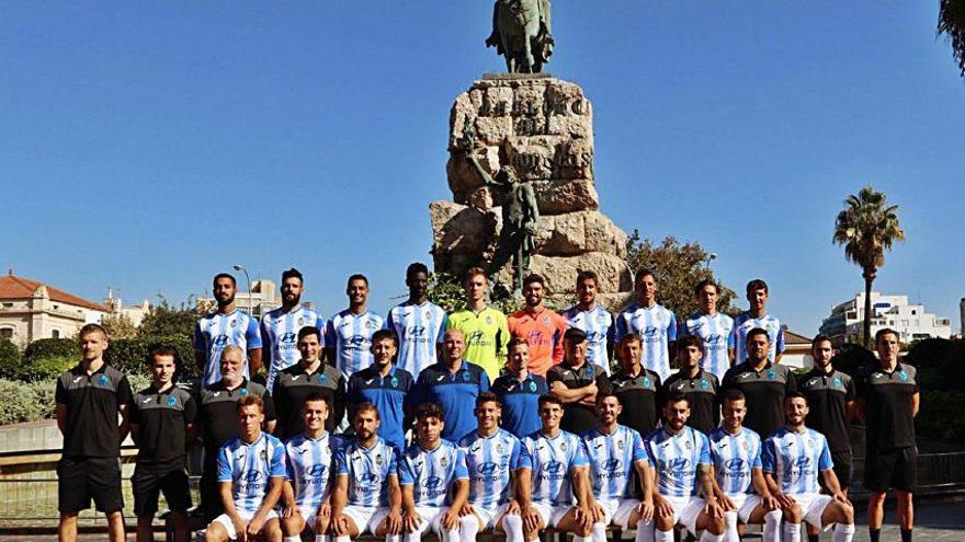 La plantilla del Atlético Baleares posa ayer junto a la estatua de Jaume I en la Plaza España de Palma.