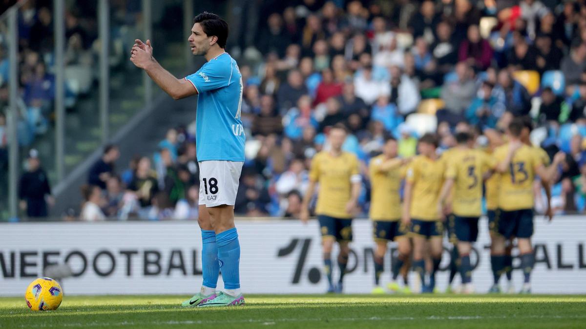 El enfado de Simeone, delantero del Nápoles, mientras los jugadores del Génova festejan el gol de Frendrup.