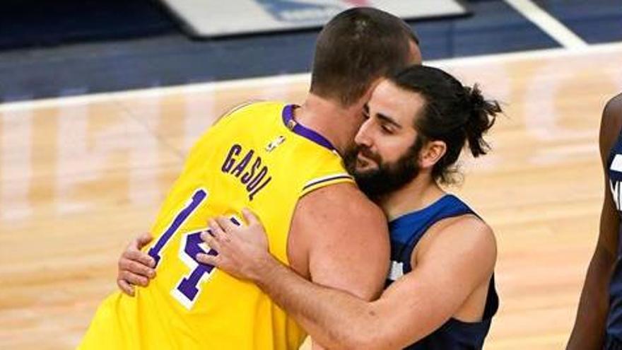 Marc Gasol y Ricky Rubio se abrazan en el Timberwolves-Lakers.