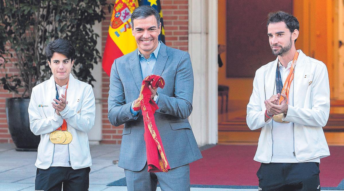 María Pérez y Álvaro Martín, en la recepción oficial que les brindó Pedro Sánchez.