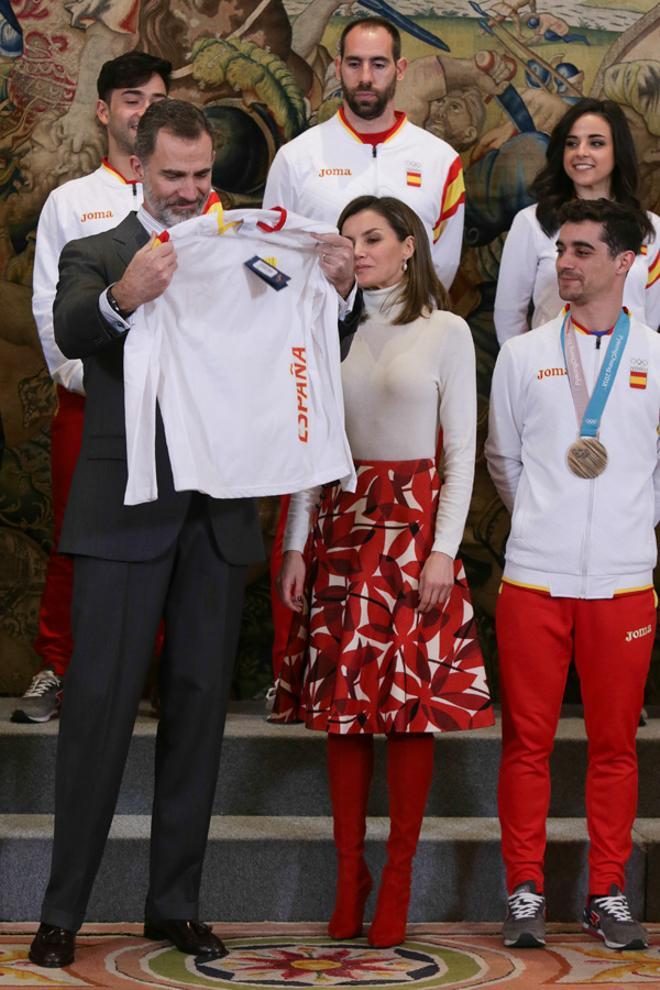 Letizia Ortiz con falda estampada y botas altas de Magrit