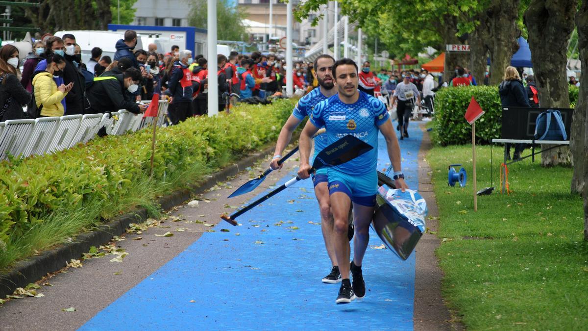 Campos y Romero durante uno de los porteos del maratón en aguas del Lérez.