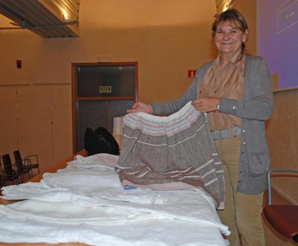 Consuelo Ríu muestra un mandil «pintu» y varias prendas de lino.