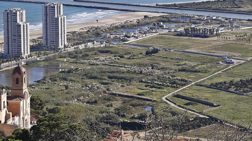 Solar de la Bega- Port en el que se construirá el denominado «Manhattan»de Cullera. | VICENT M. PASTOR