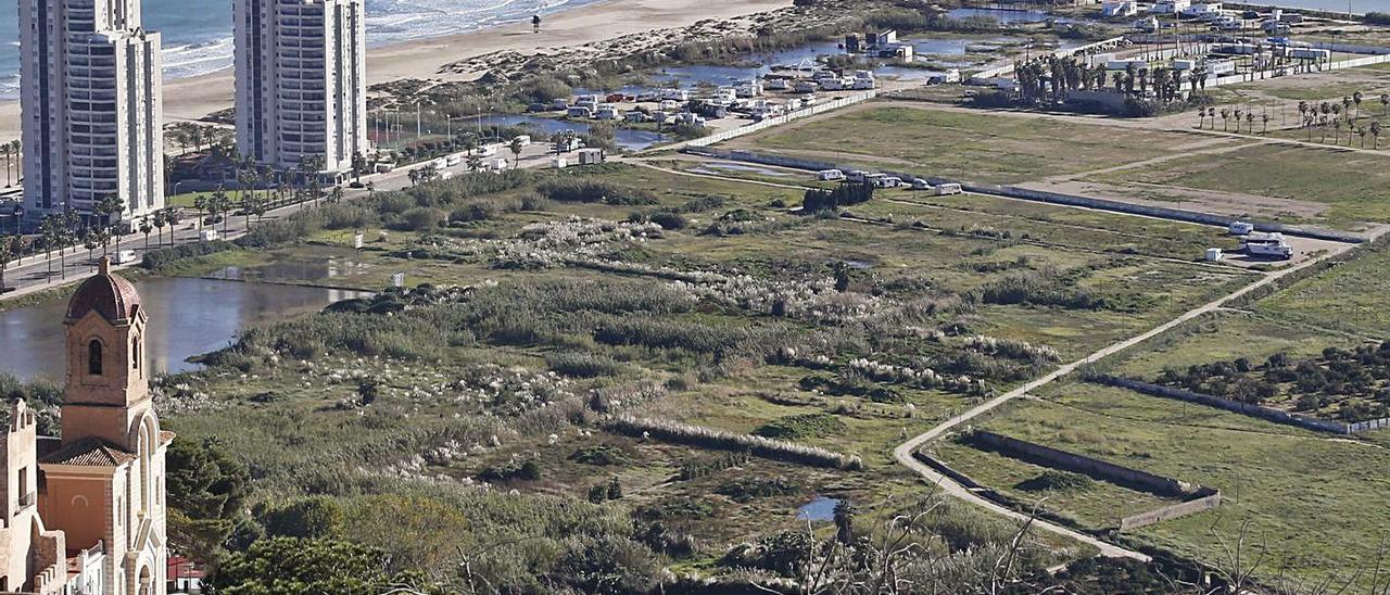 Solar de la Bega- Port en el que se construirá el denominado «Manhattan»de Cullera. | VICENT M. PASTOR