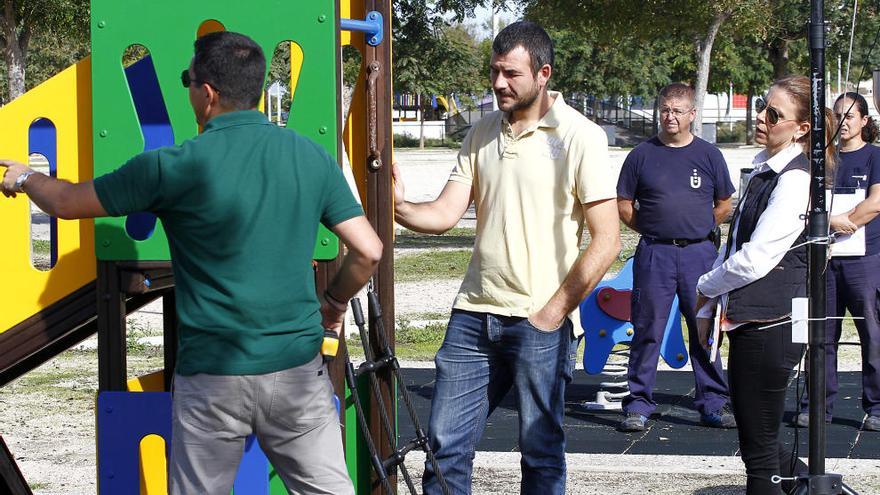 Revisión de uno de los parques infantiles de Puçol.