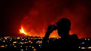 Un hombre observa el volcán de La Palma desde la distancia, en El Paso.