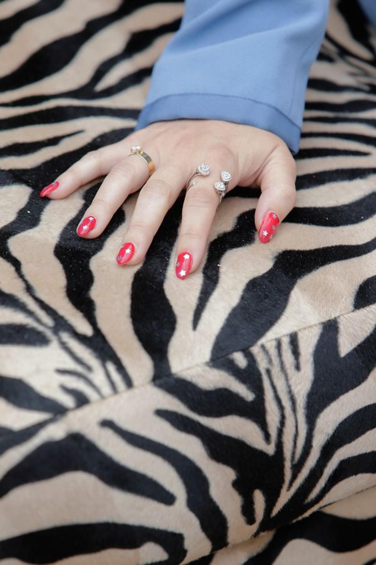 Blanca Suárez con uñas largas en rojo