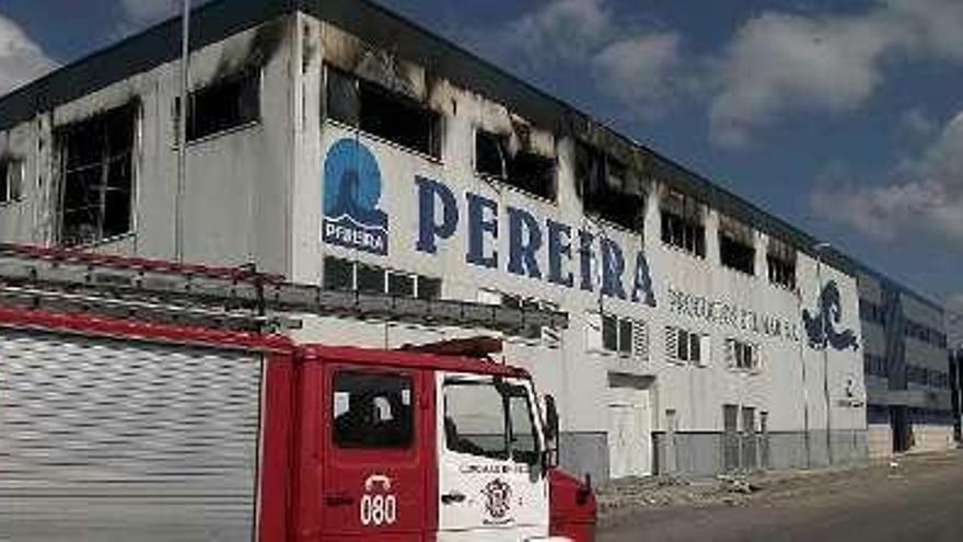 5-9-2005
Pereira pierde toneladas de congelados y 160 empleos | La destrucción de la planta de congelados Pereira por un fuego declarado de madrugada no solo dejó sin trabajo a 160 personas, sino que generó una pequeña nube de amoniaco y arrasó más de 2.000 toneladas de productos.