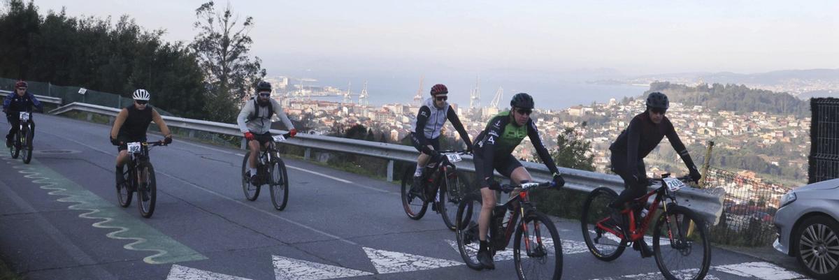 Un grupo de corredores, camino de Redondela.