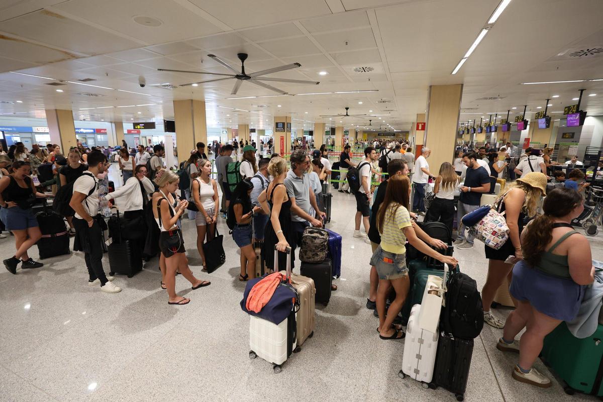 Enormes colas de facturación en el aeropuerto de Ibiza