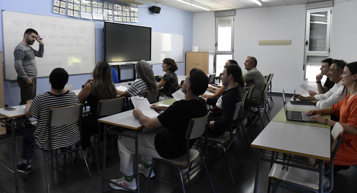 Profesor de Inglés en un aula de la Escuela Oficial de Idiomas de Murcia este viernes.