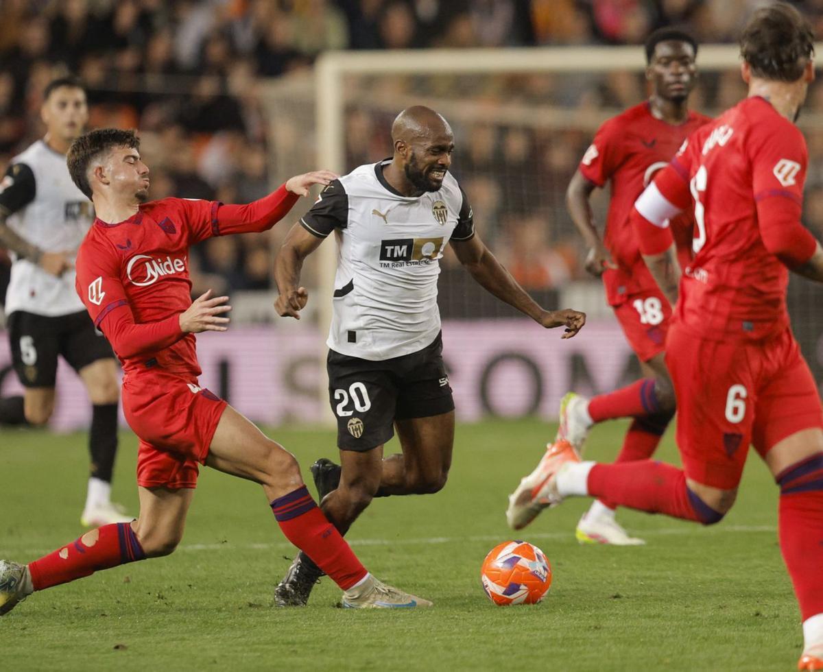 El defensa francés Dimitri Foulquier, en la disputa de un balón.