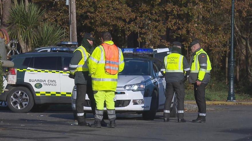 La Guardia Civil estudia los restos hallados en el autobús que arrolló al joven fallecido en Touro