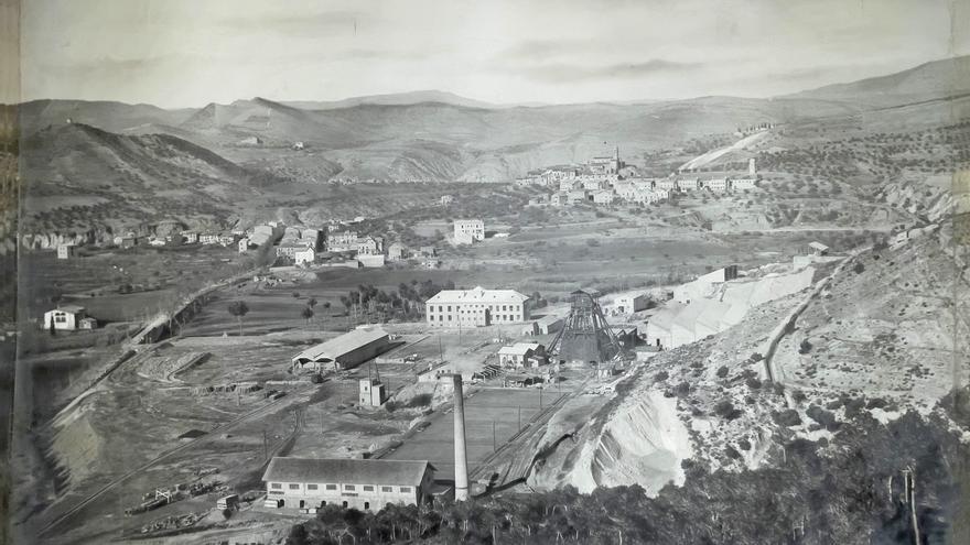 Súria rep tres fotografies aèries de gran format de les dècades de 1920 a 1950