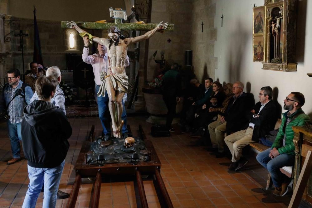 Preparativos del Cristo del Amparo para las Capas