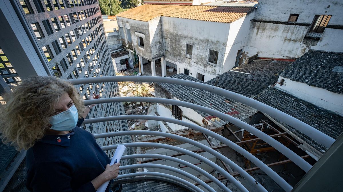 La directora de la EOI señala el mobiliario amontonado con los escombros, ayer.