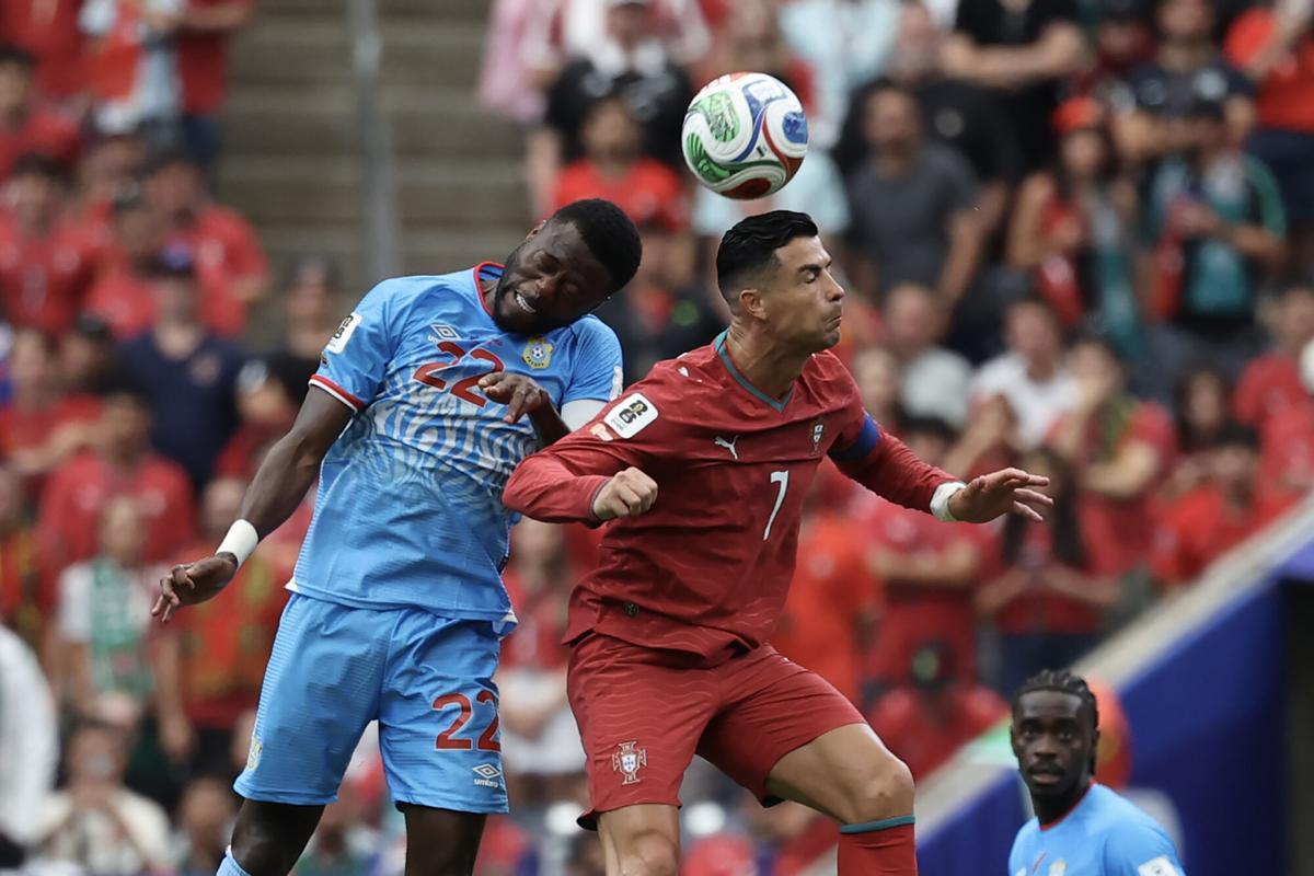 Cristiano Ronaldo cabecea un balón ante Chancel Mbemba durante el Portugal-Congo de la primera jornada del grupo K disputado en Houston.