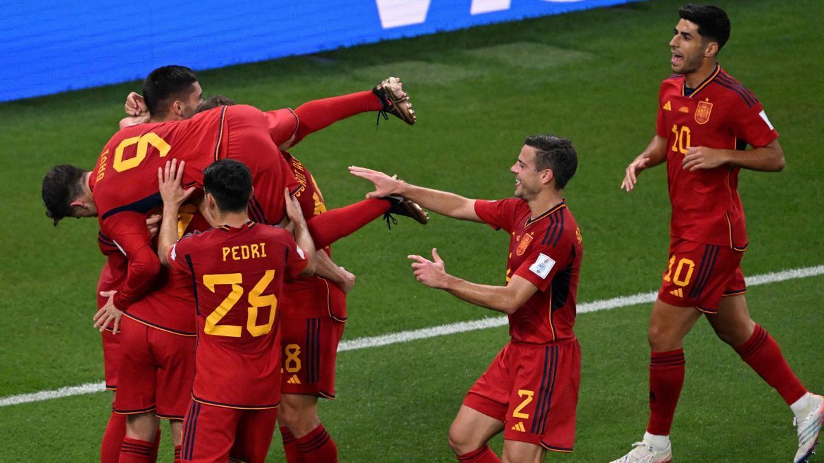 Los jugadores de la selección celebran un gol de Ferran Torres.