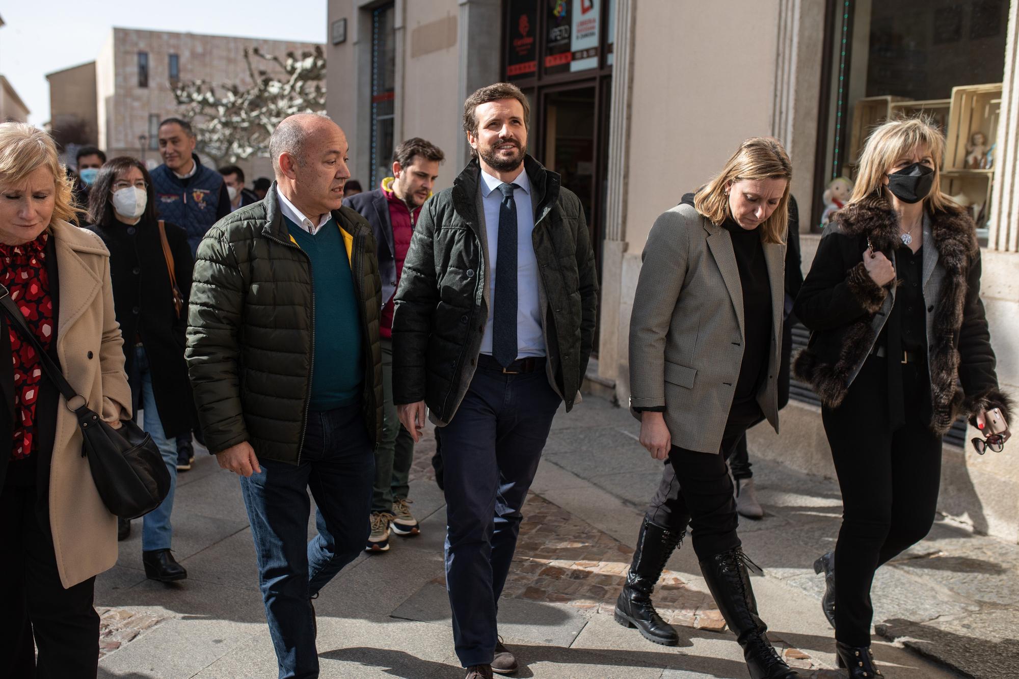 Pablo Casado pasea por Zamora