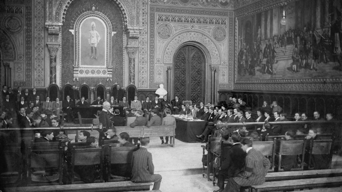 Estudiantes de derecho hacen un simulacro de juicio en la Universitat de Barcelona en 1910.