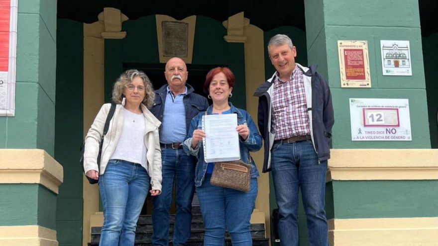 Los concejales Araceli Herrero , José Manuel Fernández, Marta Menéndez y José Ramón Feito a las puertas del consistorio tinetense con la petición del pleno extraordinario. | R. T. C.