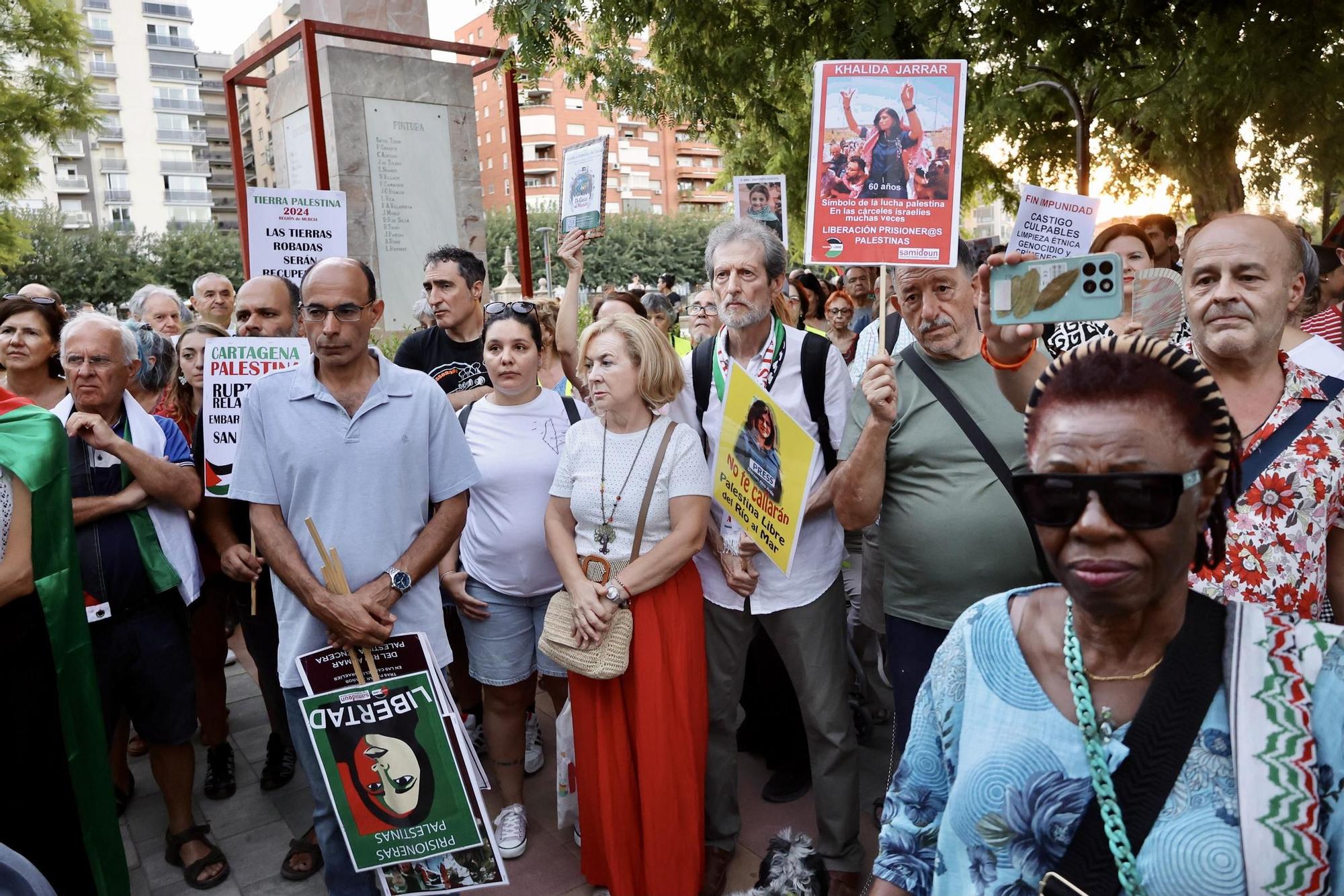 Así se vivió la concentración en apoyo a Palestina frente a la Delegación del Gobierno