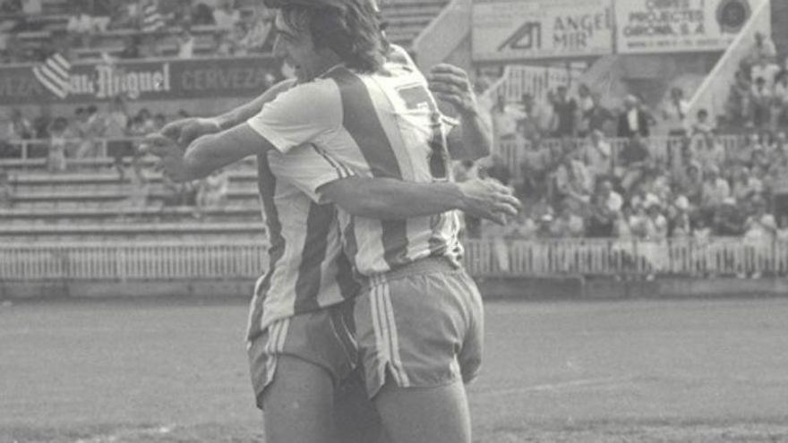 El davanter Joan Vilar s&#039;abraça amb un company per celebrar un gol a Montilivi