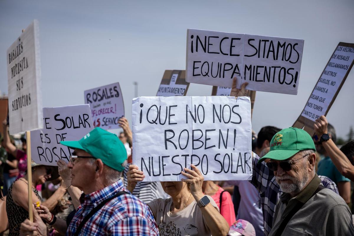 Pancartas en la manifestación de Rosales del Canal, este domingo.