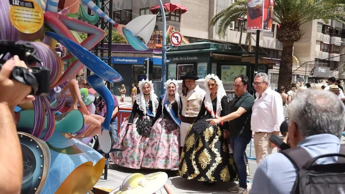 Pérez Llorca se estrena en las Hogueras entre barracas, toros y una candidatura pendiente