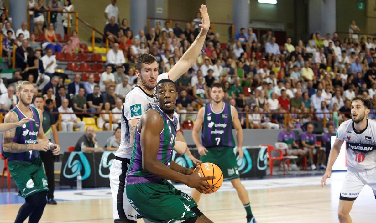 Una jugada de la final de la Copa de Andalucía de baloncesto del 2024.