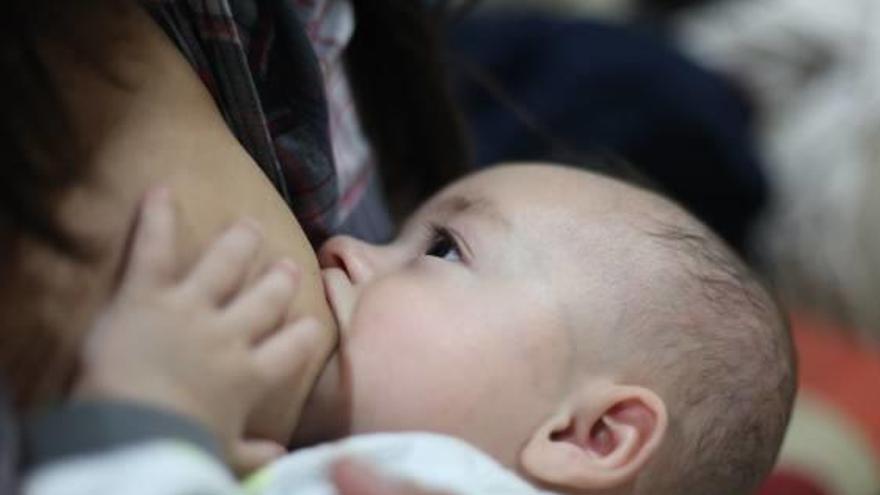 Una mujer amamanta a su hijo.