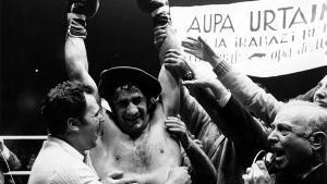 José Manuel Ibar Urtain, tras vencer un combate en 1971.