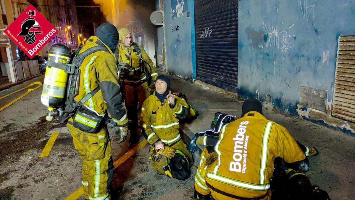 Intervención de los bomberos en la calle Morriones de Torrevieja