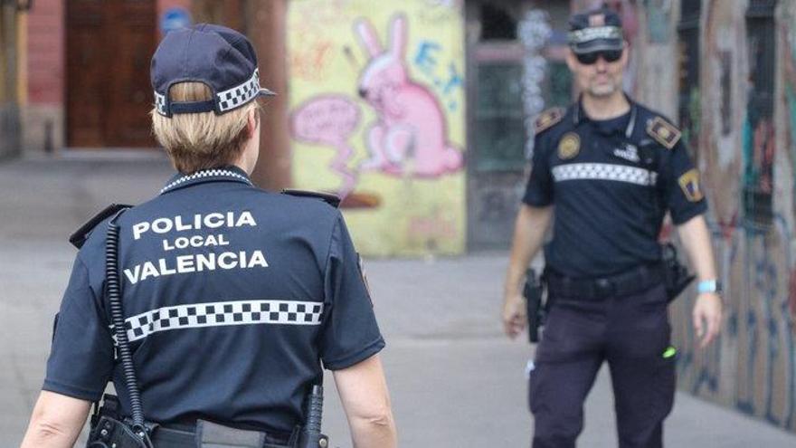 Agrede y amenaza a su pareja de 18 años cuando lloraba en plena calle de València