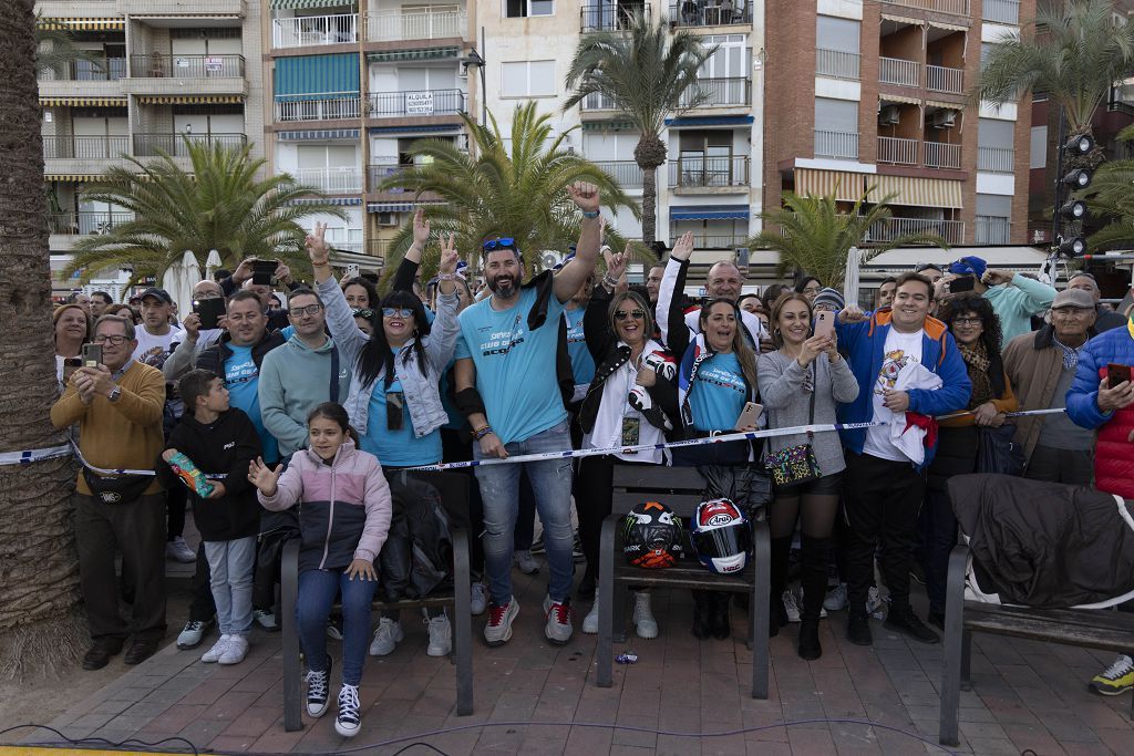 Todas las imágenes del baño de masas de Pedro Acosta en Mazarrón