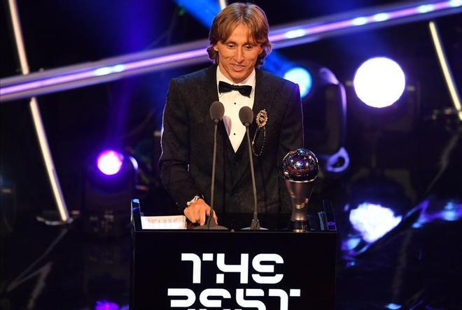 El jugador Luka Modric recibe el premio The Best de la FIFA a mejor jugador durante la entrega de premios FIFA the Best 2018 en Londres
