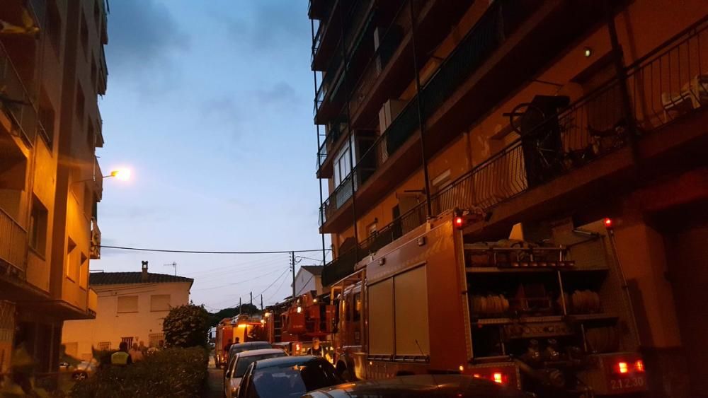 Incendi en un bloc de pisos de Blanes