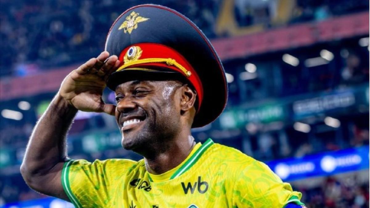 Vagner Love se pudo el sombrero militar por última vez